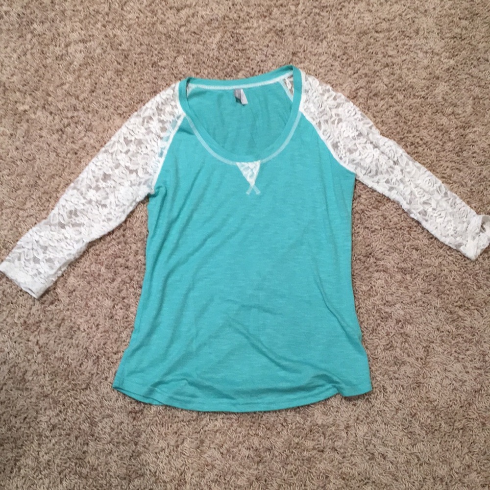 Women’s lace-sleeved tee
